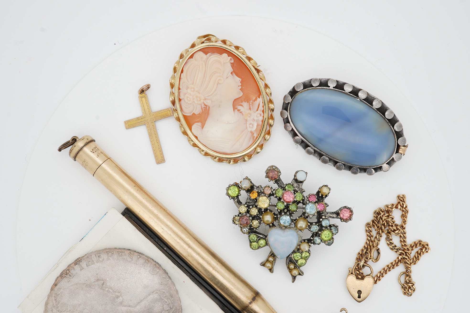 Minor jewellery including a 9ct cross pendant, a 9ct gold bracelet, a modern 9ct gold mounted cameo shell pendant brooch, two 9ct charms and three other items. Condition - fair